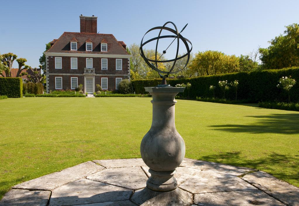 THE Salutation A V E RY F I N E P L A C E T O S TAY Simply the most prestigious home in Sandwich We are delighted to offer this Grade 1 listed, 3 1/2 acre, Lutyens designed home with 20 bedrooms for