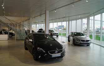It is possible to create a successful lighting solution for a car showroom when you add elements that harmonise the natural light and reflection from the outdoor space.