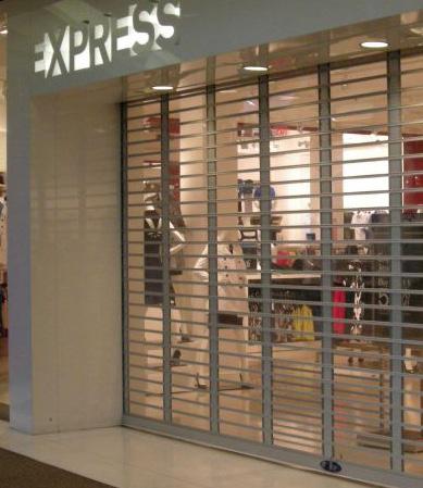 - Fully Glazed and Hinged Doors: Doors that swing towards the public area may not swing past the store s lease line into the Mall common area or beyond the adjacent storefront surfaces into the flow