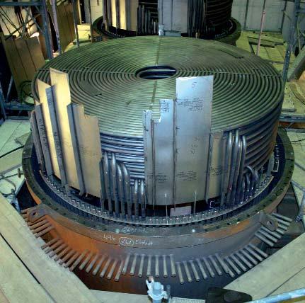 A so-called protective coil is arranged upstream of the superheater coils in order to reduce the temperature stress for the tube material of the superheater in the zone with the highest gas