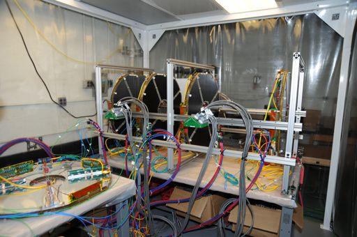 Setup of cosmic-ray test and 55Fe (a) source scanner