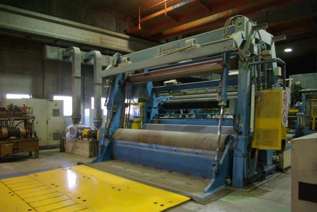 5) REWINDER AND LOGS PACKAGING SYSTEM Le rewinder is located in front of the reel and the spools transfer from the machine to the unwinder is performed by bridge crane (15 tons capacity). 5.