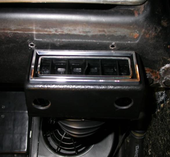 The Micro Switch that is mounted on the Face / heat door is used to turn on the compressor clutch.