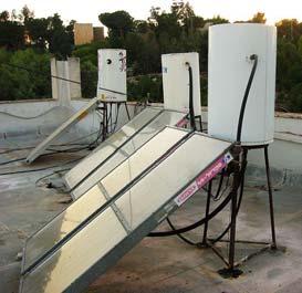 Example of a thermosiphon system, with solar collectors placed on the ground at a level below the house.