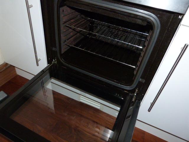 stainless steel single electric oven with two wire racks and baking tray Diplomat stainless steel four ring