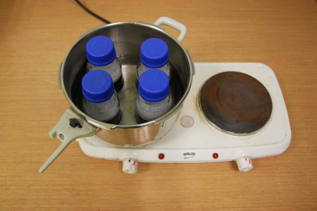 The pictures show 250 ml laboratory bottles, which just fit into the depicted pressure cooker used here as an autoclave to get the agar medium sterile.