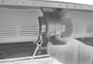 3) Remove the noise filter from lead wire to detect fan motor position. 4) Take off screws of fan motor fixing bracket. Earth wires of the motor are tightened together.