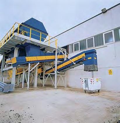 A belt feeder, loaded by means of a wheel loader, goes through an inspection room, where bulky objects and waste that cannot be treated are