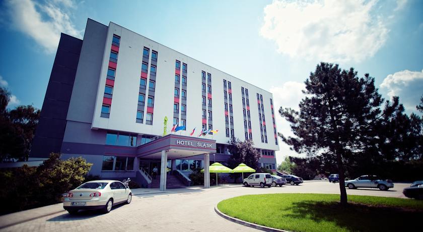 ACCOMMODATION SLASK Hotel This hotel is located in a large business and sports centre in the northern city of Wroclaw.