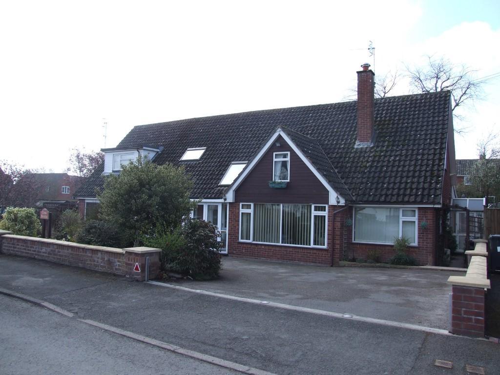 Casa Bonita Leys Road Harvington Evesham WR11 8LZ A Substantial Detached Family Home with Separate Self-Contained Annexe.