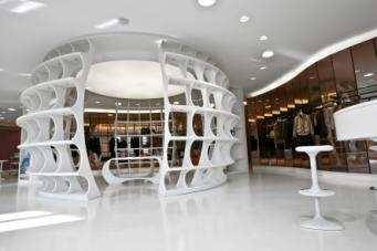 1. HI-MACS WEARS ALV Well known Italian fashion designer Alviero Martini and internationally famous young architect Fabio Novembre, have chosen HI-MACS for the new showroom ALV in the centre of Milan.