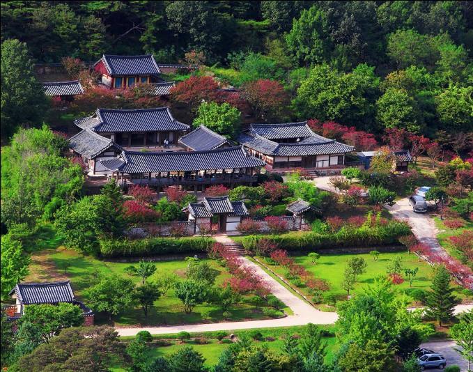 Andong is the home of Confucianism in Korea. During the Joseon Dynasty, Andong attracted scores of Confucian scholars becoming a pioneering city in Confucian thought.
