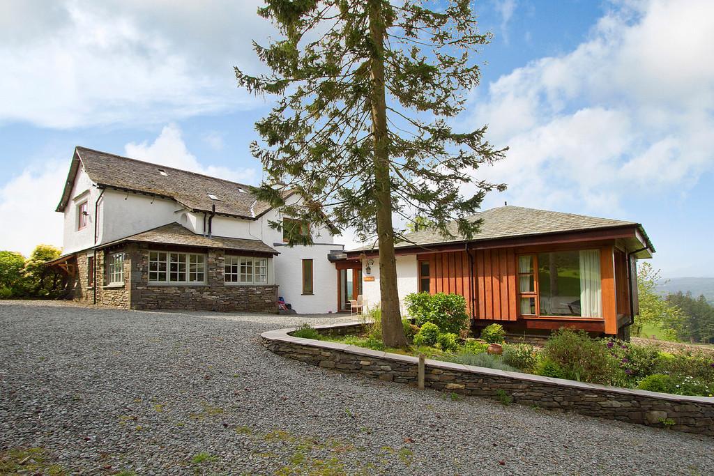 Windermere 935,000 Cringlemire Cottage Holbeck Lane Windermere Cumbria LA23 1LY Property Ref: W4873 The property occupies an