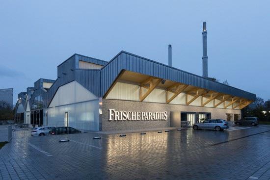 ROBERTNEUN ARCHITEKTEN GMBH designed the new FrischeParadies store in Stuttgart to stand out in striking contrast to the