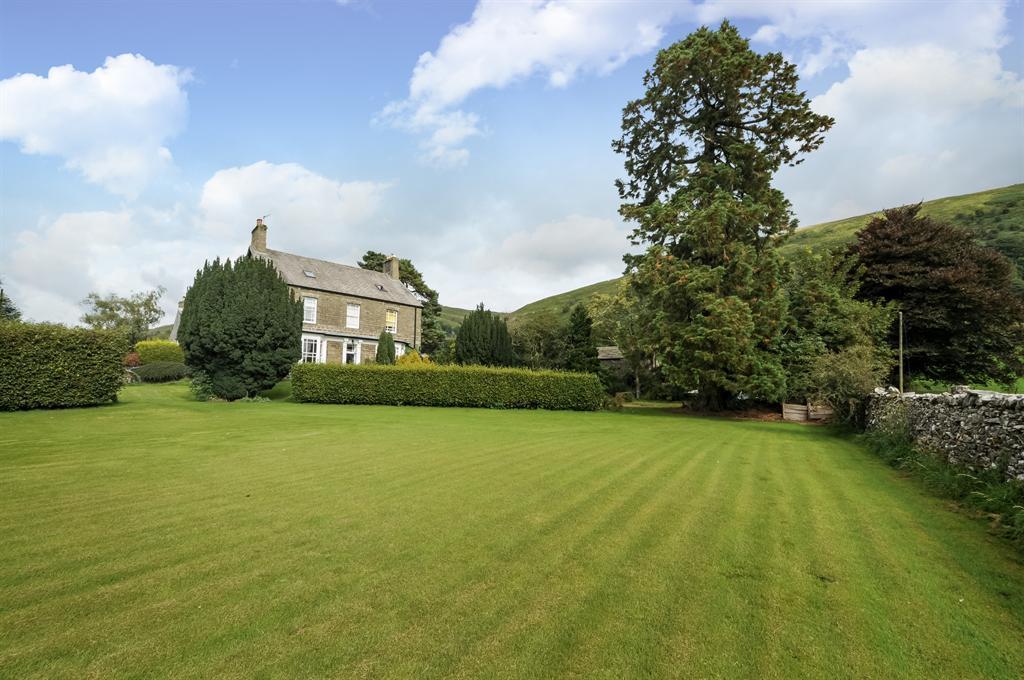 Hartrigg House, Buckden THE PROPERTY Hartrigg House is planned over four floors with four magnificent reception rooms, breakfast kitchen with Aga, cellars, eight bedrooms and six bath/shower rooms.