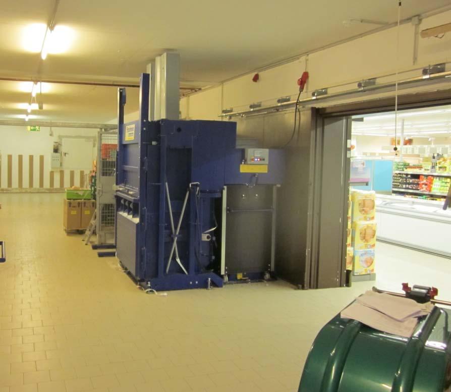 Compact installation in the storage room As all other baling presses, the AutoLoadBaler can be placed in the store