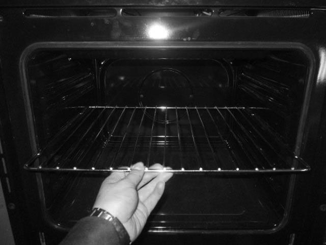Positioning the oven trays & shelves The Grill Tray or Oven Shelf can be located in any of the five height positions in the oven. Refer to the Cooking Guide Table for the recommended shelf position.