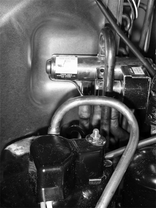 NOTE: Recover gas from the pipes until the pressure gauge shows 0 PSIG. (7) Detach the brazed part of the suction and the discharge pipe connected with compressor.