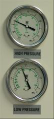 The two liquid pressure gauges and corresponding pressure sockets are installed on the machine in an easily accessible location. The device is installed and tested built-in.
