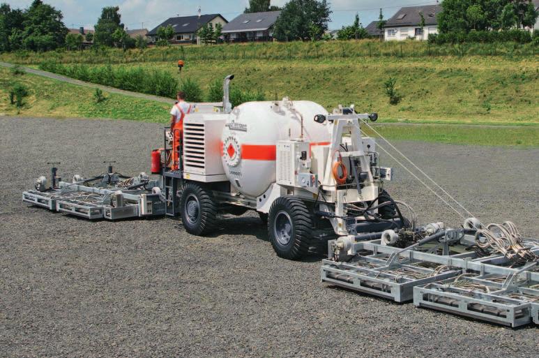 HM 4500 turns the heat on for damaged asphalt pavements Perfect teamwork with the Remixer 4500 The resource-saving hot recycling process is a very quick and economical method for the rehabilitation