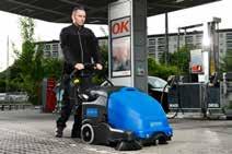 FLOORTEC 760 - Walk-behind sweepers The effective, productive and ergonomic way to make a dust free sweeping One touch sweeping control All functions start automatically when brooms are lowered and