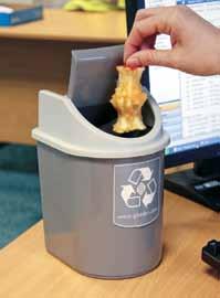 Remove the lid and lift the plastic sack out of the cup bank. Remove the reservoir unit located at the back of the cup bank for emptying.