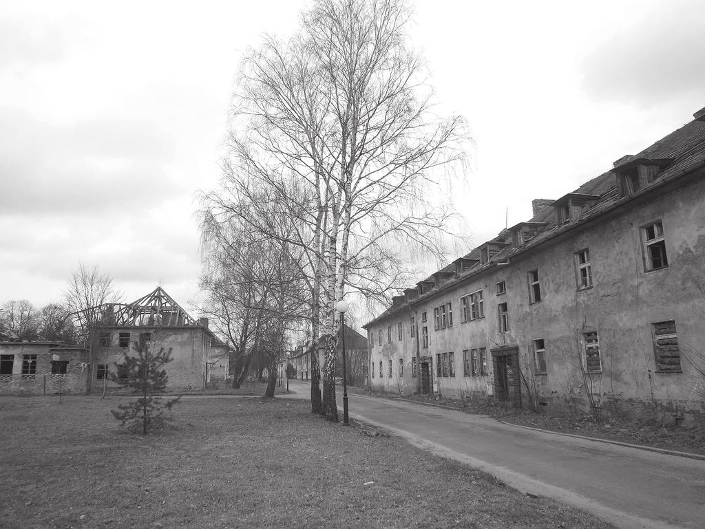 Mapping Meanings in the Post-Soviet Landscape of Borne Sulinowo 103 Fig. 1. Unrestored buildings. 2015. Photo by Dominika Czarnecka square or market square was designed.