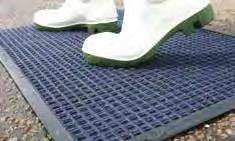 5L /m2 Traps up to 90% of tracked-in dirt, moisture and grit Bleach and fade resistant with non-skid nitrile rubber backing Mat height: 9mm EM4006 600 x 850mm 52.