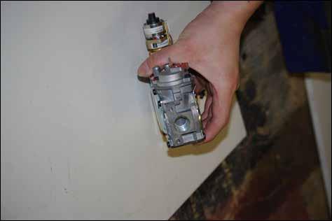 Holding the Valve in the vice will damage the Gas Valve and may cause malfunction.