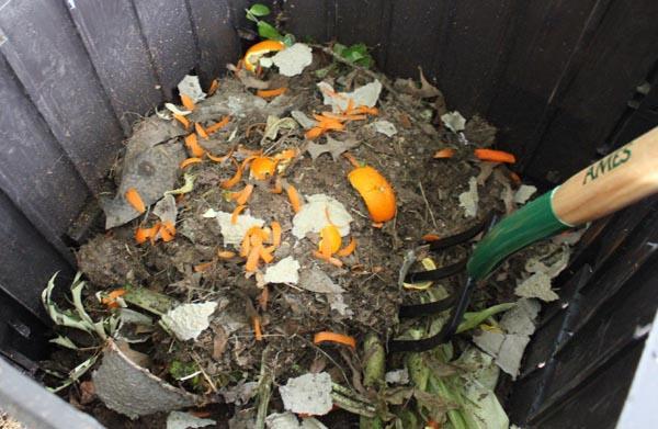 Turn your Compost Turning re-heats the pile to keep it in an aerobic state Air is important to the decomposition process.