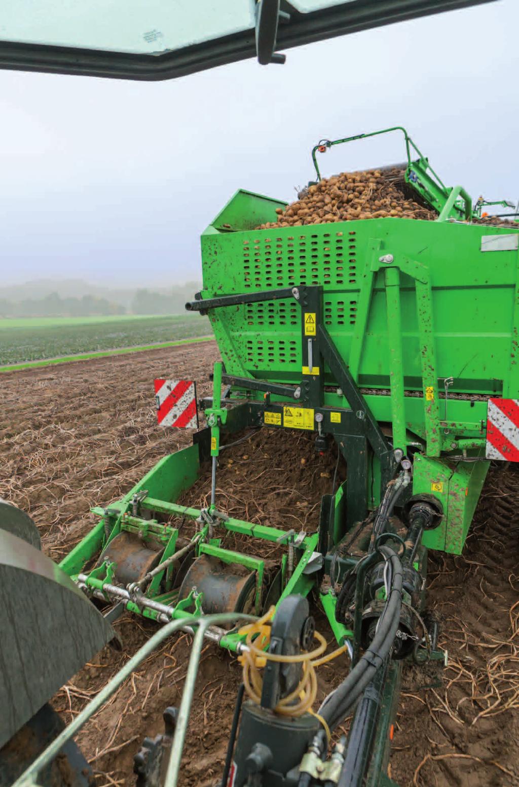 More flexibility, capacity and comfort Extra haulm separation The third sieving web or cross roller set