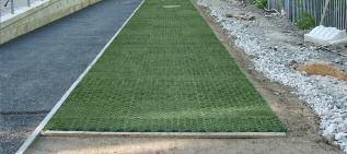Golpla Pre-grown laid Golpla Standard (grey units) prior to planting Golpla pre-grown system Uniquely within the grass reinforcement industry, the substantial footprint and enclosed