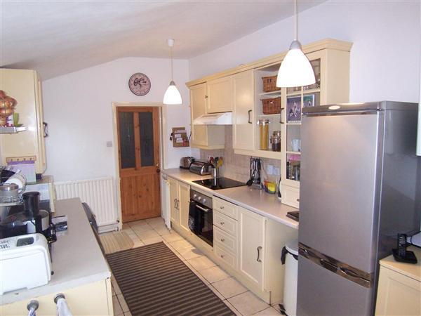 57m (8'5") A superb dining kitchen providing a spacious family living space with a range of units comprising of base units with cupboards and