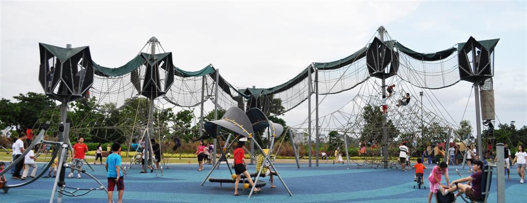 supports a variety of recreational activities and community events. It is also linked to Admiralty Park.