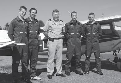16 STUDIJOS ORO PAJĖGOS Būsimų aviacijos karininkų kelias į Karines oro pajėgas Krn. Valius URBONAS Straipsnio autorius (dešinėje pirmas ) ir KOP būrio kariūnai su gen. mjr. E.