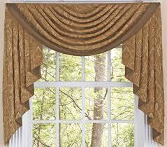 Valance They are frilled or pleated fabric or board installed across the top of the window. They give a softer and more informal look to a room.