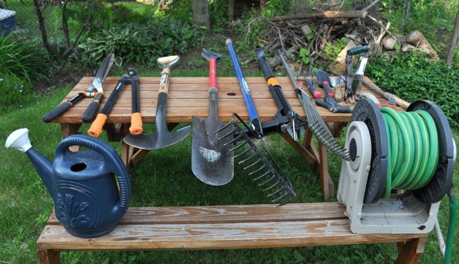 CHAPTER 2 GARDENING TOOLS & SELECTION Contents: Introduction to gardening tools, classification of gardening tools, gardening tools description, selection and utilization 2.