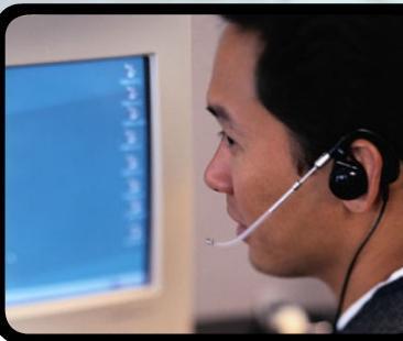 Impak Teknologi Maklumat : E-Niaga Pekerja menggunakan komputer dan telefon untuk berkomunikasi dengan pelanggan Ini