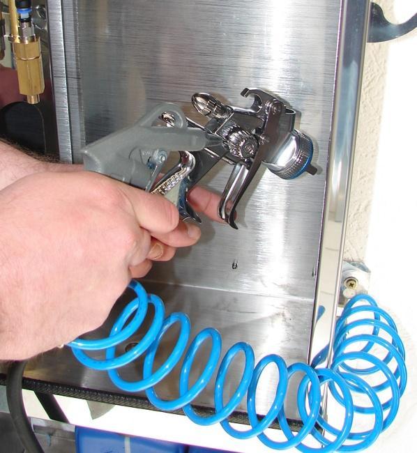 Use the jet gun at the right side of the cleaner to dry the cleaned spray gun inside and outside.