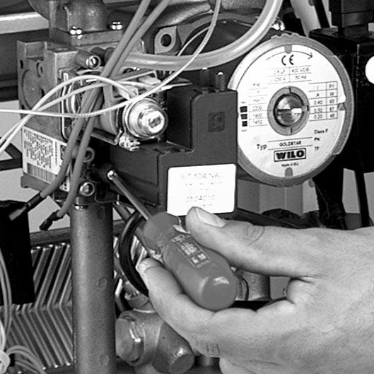 0. Remove the pipe from the pressure gauge and connect screw C to the pressure outlet in order to seal off the gas.