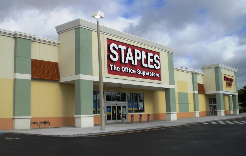 SUMMARY Description South Dade Plaza is a fully renovated 30,270 square foot outparcel. Staples, currently occupies two-thirds of the building.