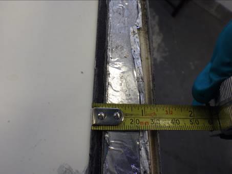 Photograph 4: Thickness of the complete panel (31 mm).