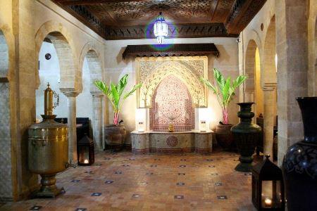 RIAD MIMOUNA Adjacent to the port and overlooking the ocean, Riad Mimouna is located in the Sandillon district, at the far end of Essaouira medina.