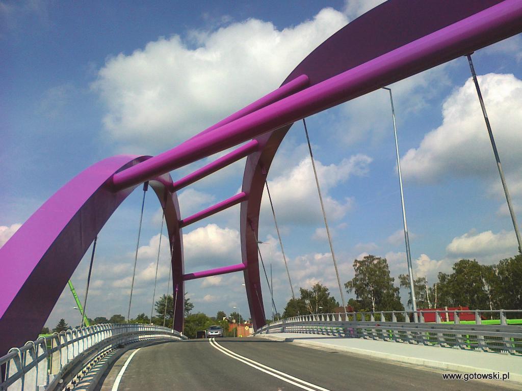 The structure distinguishes in very flashy colors. Steel arches are painted purple and the bridge deck is in yellow and orange colors.