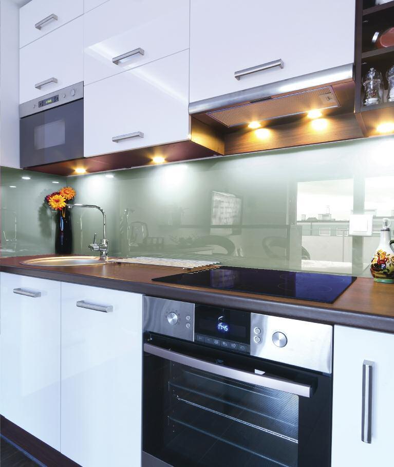 S y n e r g y G l a s s Synergy Glass is an innovative, large format glass wall cladding for the creation of stunning, splash backs and upstands for contemporary looking kitchens that are easy to