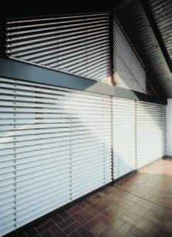 Asymmetrical external venetian blinds are also available with radio-controlled solar drive and