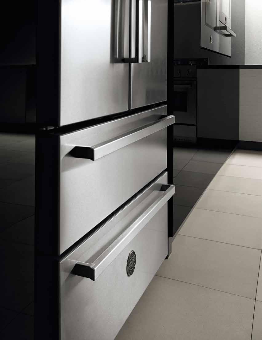 FREEZER DRAWERS Two separate freezer drawers with extra smooth hinges offer maximum