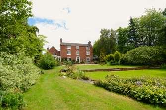 Broad House Farm, Broad Alley, Cutnall Green, Droitwich, Worcestershire, WR9 0LZ OFFERS INVITED 790,000 DIRECTIONS From Kidderminster proceed in a southerly direction on the A449 towards Worcester,