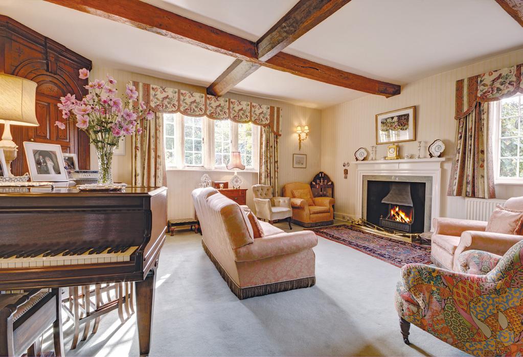 Situation Middle Farm House is situated on the southern edge of the village of Ashton-under-Hill. Situated on the southern side of Bredon Hill, it is in a sunny and glorious position.