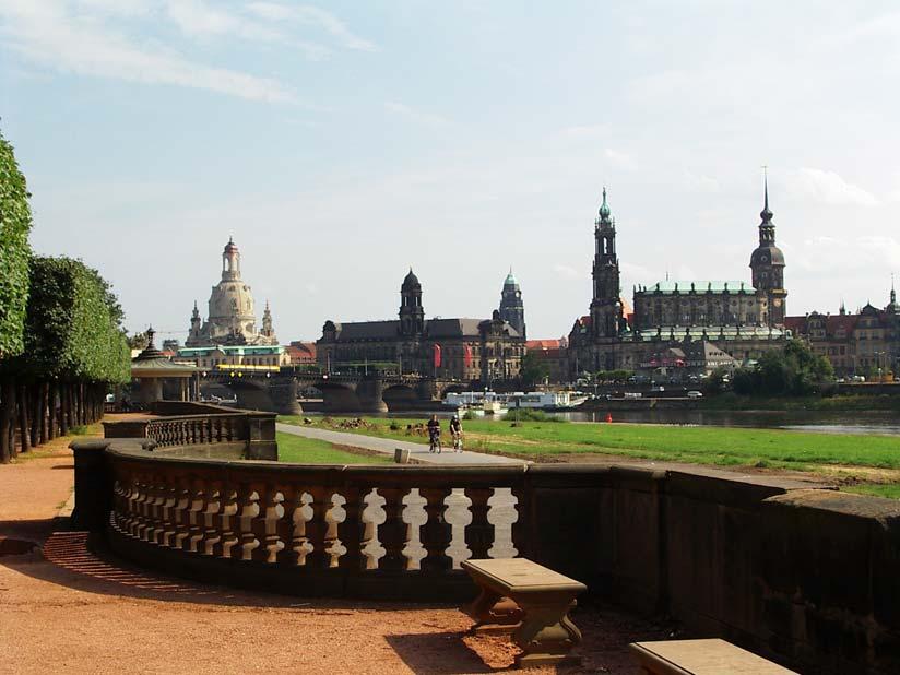 City development However, Dresden stayed beautiful 5 Population and motorization Population in thousand 550,0 500,0 450,0 400,0 350,0 800 700 600 500 400 300